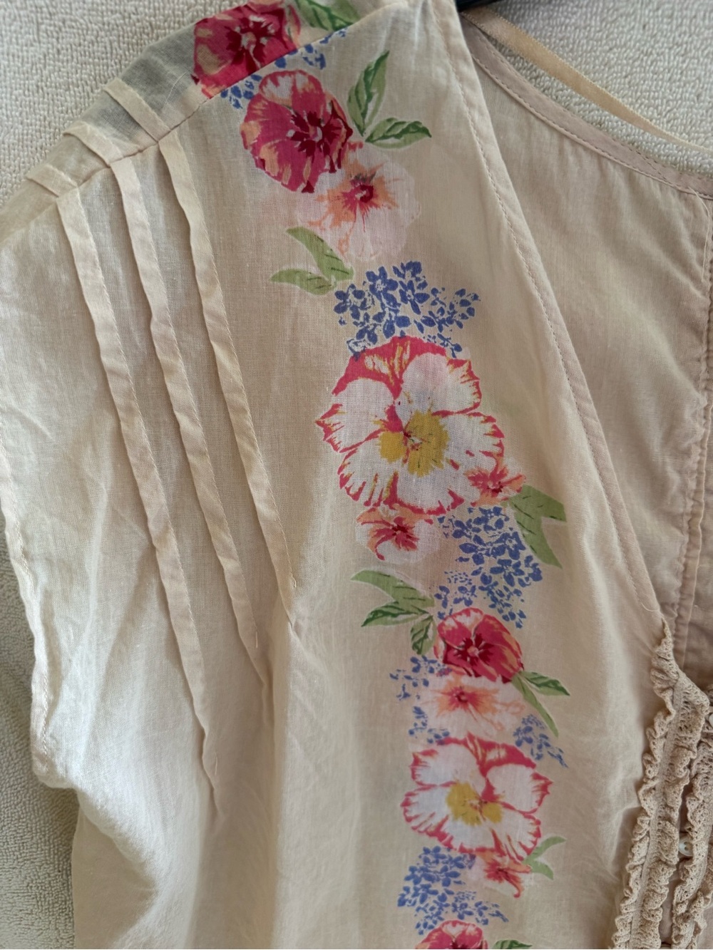 FREE PEOPLE lightweight Summer top with floral embroidery. This one is special! - Picture 3 of 9